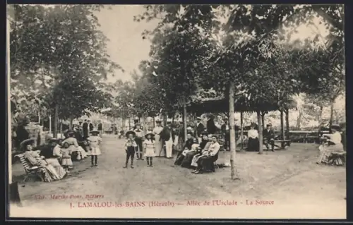 AK Lamalou-les-Bains /Hérault, Allée de l`Uscalde, La Source, animation de promeneurs et familles