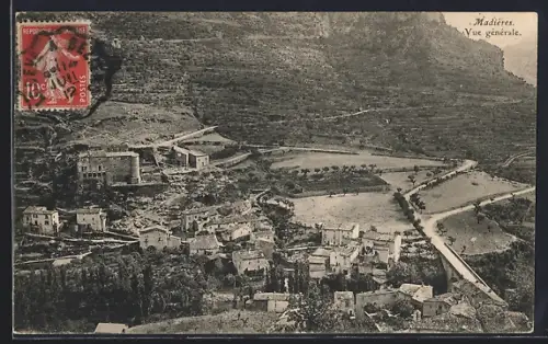 AK Madières, Vue générale du village dans la vallée entourée de collines