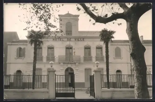 AK Lunel /Hérault, Hôtel de Ville avec palmiers et grille en fer forgé