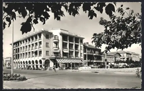 AK Valras-Plage /Hérault, Le boulevard Jean-Moulin avec bâtiments et végétation en avant-plan