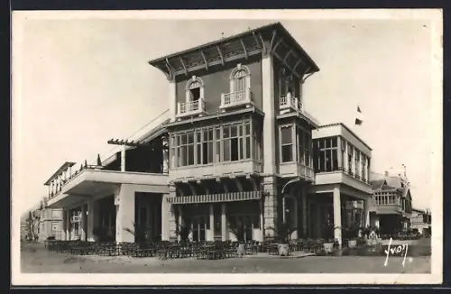 AK Palavas-les-Flots /Hérault, Le Casino élégant avec terrasse animée
