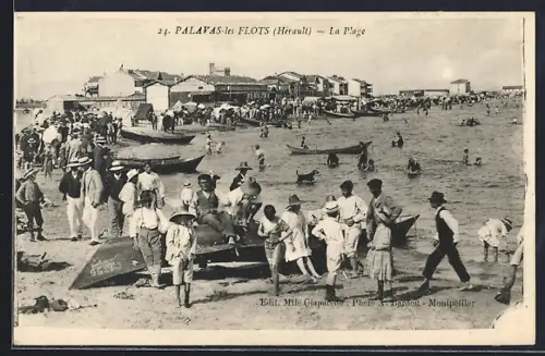AK Palavas-les-Flots /Hérault, La Plage animée avec des baigneurs et des barques