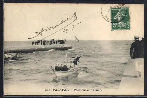 AK Palavas, Promenade en mer avec bateau et spectateurs sur la jetée