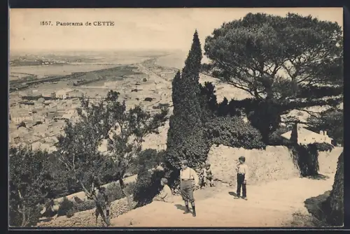 AK Cette, Panorama de la ville avec vue sur la campagne environnante et des personnages sur le chemin