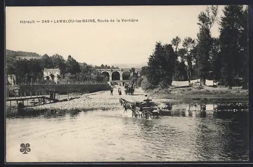 AK Lamalou-les-Bains, Route de la Vernière avec charrette traversant la rivière