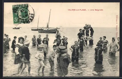 AK Valras-la-Plage, Une baignade animée avec des baigneurs et des bateaux à voile en arrière-plan