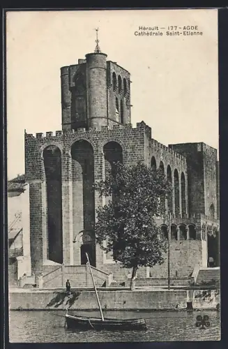 AK Agde, Cathédrale Saint-Étienne et vue du quai avec une barque