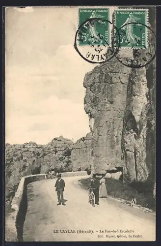 AK Le Caylar /Hérault, Le Pas-de-l`Escalette avec promeneurs sur la route sinueuse