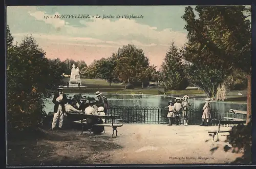 AK Montpellier, Le Jardin de l`Esplanade avec promeneurs et statue
