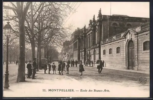 AK Montpellier, École des Beaux-Arts et rue animée avec passants et arbres en hiver