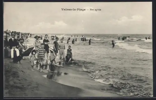 AK Valras-la-Plage, Mer agitée avec baigneurs sur la plage animée