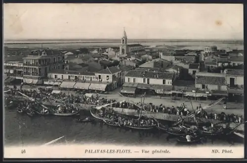AK Palavas-les-Flots, Vue générale du village avec église et quai animé
