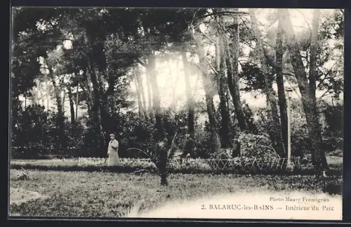 AK Balaruc-les-Bains, Intérieur du parc avec une femme se promenant parmi les arbres