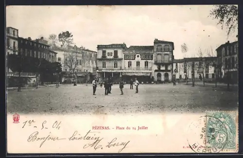 AK Pézenas, Place du 14 Juillet avec des passants et bâtiments en arrière-plan