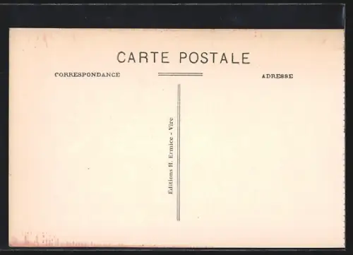 AK Vire, La Rue de Calvados avec voitures et passants animés