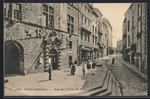 AK Agde /Hérault, Rue de l`Hôtel de Ville animée avec passants et bâtiments historiques