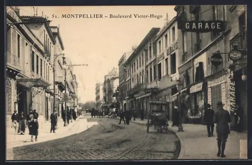 AK Montpellier, Boulevard Victor-Hugo avec passants et enseignes de magasins