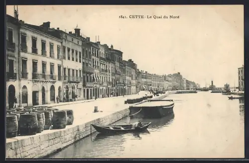 AK Cette, Le Quai du Nord avec des barques amarrées le long des bâtiments historiques