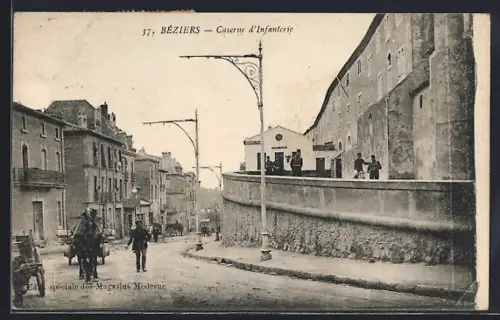AK Béziers, Caserne d`Infanterie et rue animée avec calèche et passants