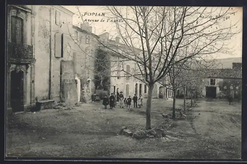 AK Popian /Hérault, Avenue de l`Église avec habitants et arbres en hiver