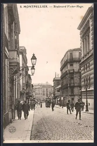 AK Montpellier, Boulevard Victor-Hugo avec passants et bâtiments historiques