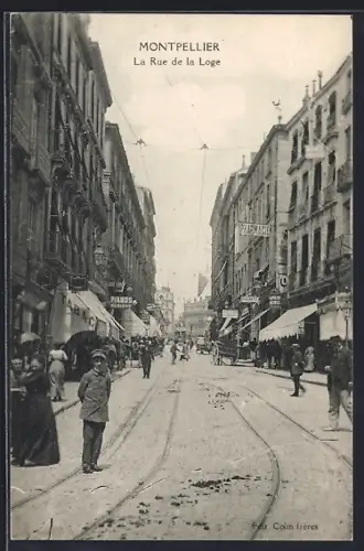 AK Montpellier, La Rue de la Loge avec passants et tramway
