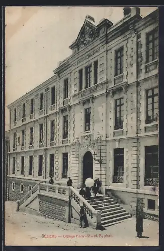 AK Béziers, Collège Henri-IV avec des personnes sur les marches