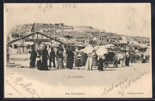 AK La Corniche, Scene avec des passants et des calèches devant le café-restaurant