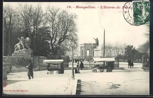 AK Montpellier, L`Entrée du Peyrou en hiver avec statues et passants