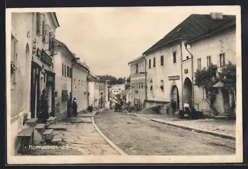 AK Hofkirchen /O. Ö., Strassenpartie mit Gasthaus