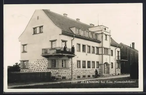AK Altenberg bei Linz, Gemeindehaus mit Fahrradfahrer