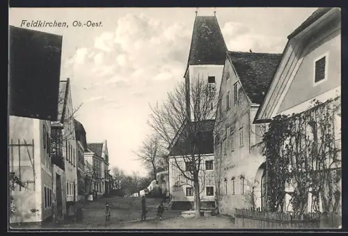 AK Feldkirchen /Ob.-Oest., Strassenpartie an der Kirche