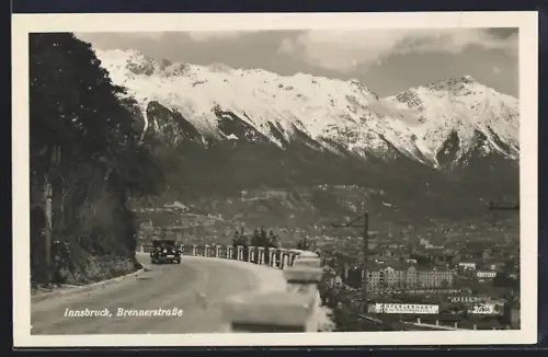 AK Innsbruck, Brennerstrasse mit Ort und Bergpanorama