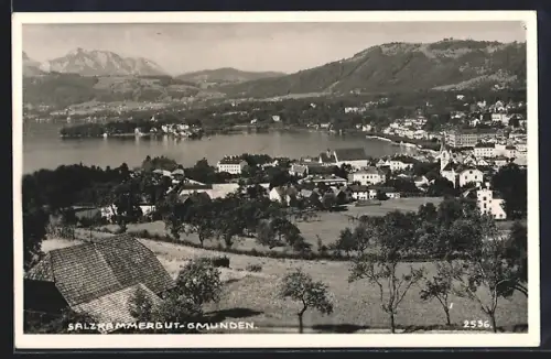 AK Gmunden /Salzkammergut, Gesamtansicht mit Gewässer u. Bergpanorama