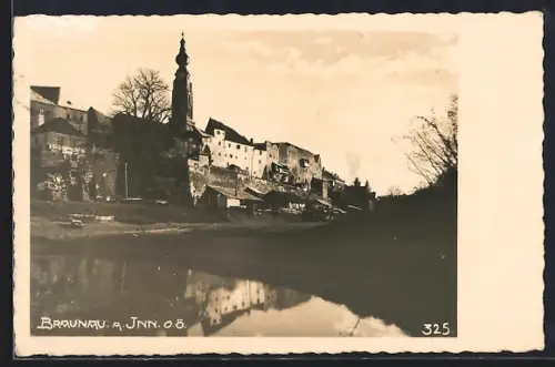 AK Braunau a. Inn, Ortspanorama mit Kirche vom Wasser aus