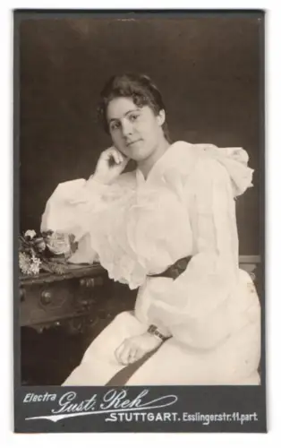 Fotografie Gust. Reh, Stuttgart, Esslingerstr. 11, Frau in elegantem Gewand