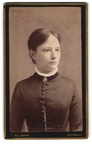 Fotografie F. Willmann, Stuttgart, Marien-Strasse 36½, Porträt einer jungen Frau