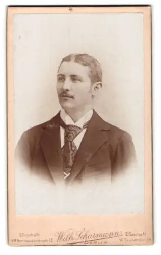 Fotografie Wilh. Scharmann, Berlin, Kommandantenstrasse 15, Porträt eines eleganten Herren