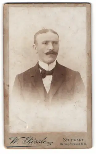 Fotografie W. Rössle, Stuttgart, Herzog-Strasse 6 D, Portrait eines Herren mit Schnurrbart