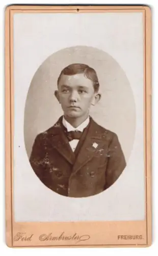 Fotografie Ferd. Armbruster, Freiburg, Kaiserstrasse 116, Porträt eines Jungen