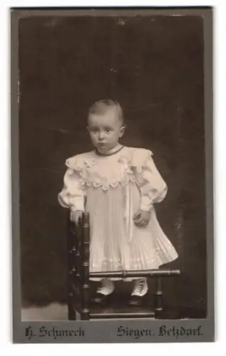 Fotografie Heinrich Schmeck, Siegen, Bahnhofstrasse 12, Kind auf Stuhl