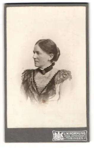 Fotografie J.W. Hornung, Tübingen, Uhlandstrasse 11, Porträt einer Frau im Profil