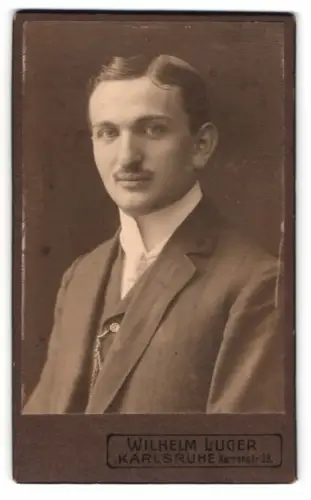 Fotografie Wilhelm Luger, Karlsruhe, Herrenstr. 38, Porträt eines jungen Mannes