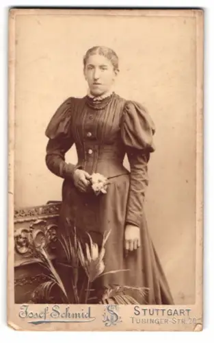 Fotografie Josef Schmid, Stuttgart, Tübinger Str. 20, Dame in tailliertem Kleid