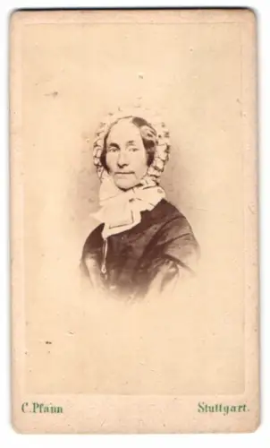 Fotografie C. Pfann, Stuttgart, Königstrasse 27, Porträt einer Frau mit Häubchen