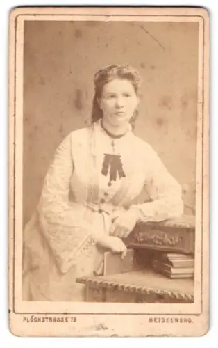 Fotografie Eduard Schultze, Heidelberg, Plöckstrasse 79, Dame mit elegantem Kleid