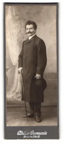 Fotografie Atelier Germania, Stuttgart, Breite Str. 2, Mann mit Hut und Stock