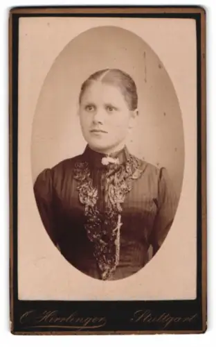 Fotografie O. Hirlinger, Stuttgart, Gartenstrasse 9, Porträt einer Frau