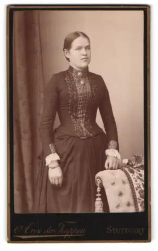 Fotografie A. von der Trappen, Stuttgart, Königstrasse 27, Frau im dunklen Kleid