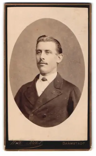 Fotografie Wilhelm Pöllot, Darmstadt, Elisabethen-Str. 31, Porträt eines elegant gekleideten Mannes